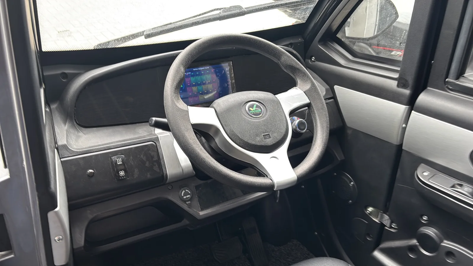 Dashboard met Voltron-stuur en het BMS-scherm dat per cellgroep de spanning toont