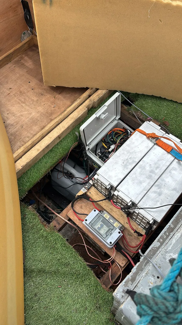 Electric boat — battery pack installation
